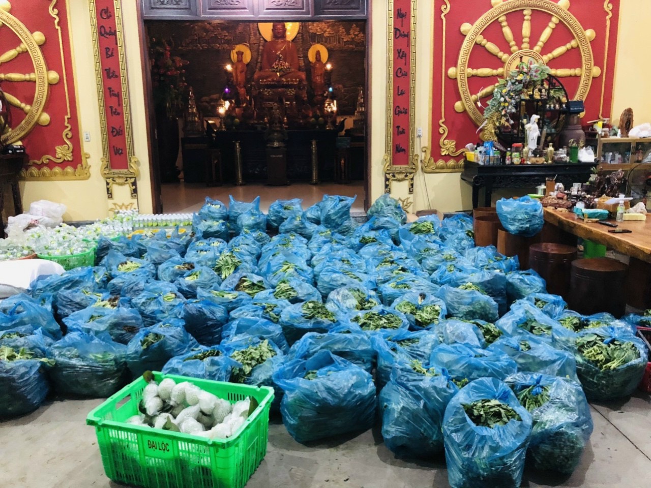 Long An: Chùa Thạnh Đức trao 2000 phần quà hỗ trợ bà con tại các khu vực cách ly dịch COVID-19