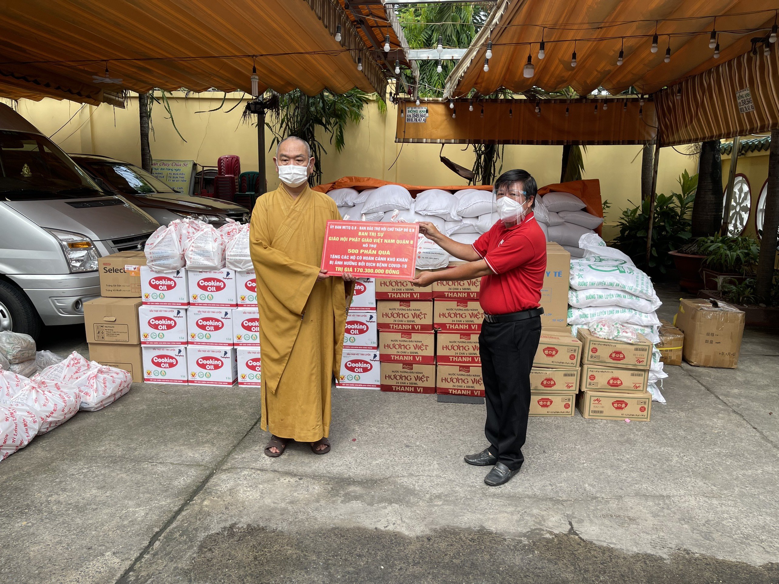TP.HCM: Phật giáo quận 8 trao quà hỗ trợ người dân yên tâm tuân thủ Chỉ thị 16 phòng, chống dịch COVID-19
