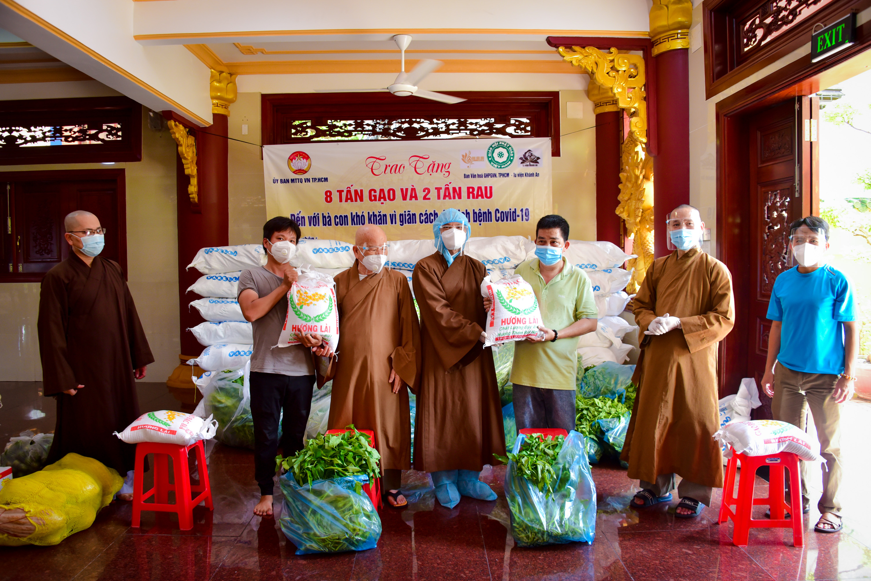 Ban Văn hóa Phật giáo TP. HCM và tu viện Khánh An hỗ trợ 25 tấn gạo và 6 tấn rau củ cho bà con tại các quận huyện