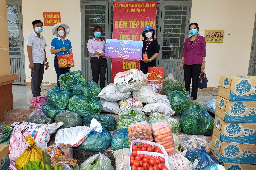 Bình Phước: Hội Liên hiệp Phụ nữ huyện Chơn Thành hỗ trợ hàng hóa cho thành phố Đồng Xoài và huyện Đồng Phú phòng, chống dịch