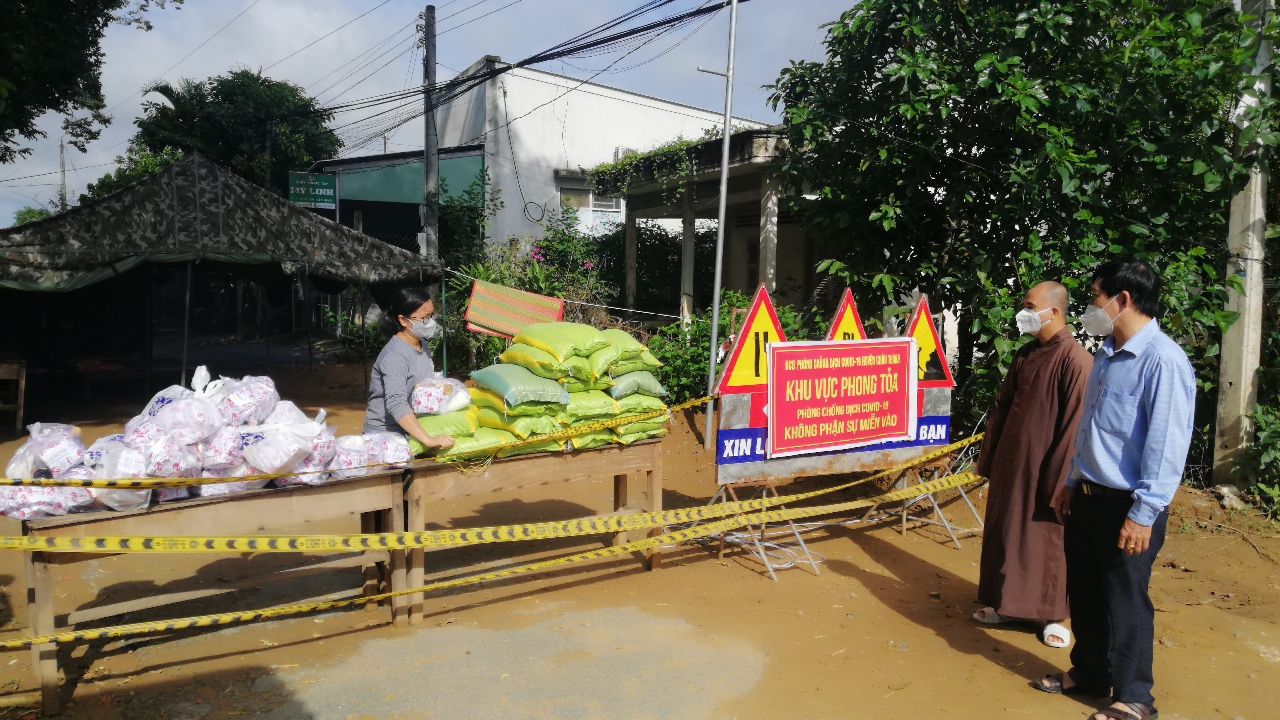 Trà Vinh: Chùa Long Khánh tặng quà người dân khu phong tỏa và ảnh hưởng bởi dịch bệnh Covid