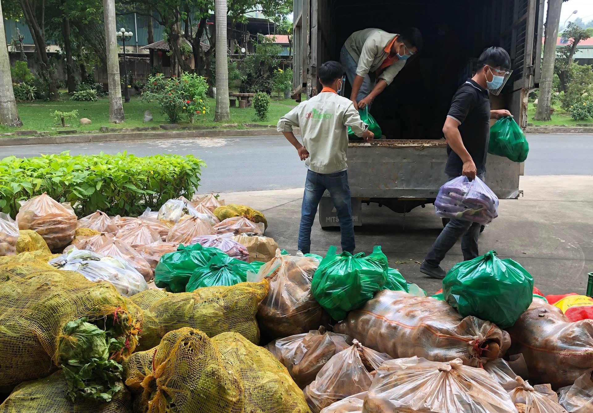 TP.HCM: Quỹ yêu thương của Tập đoàn KTG hỗ trợ công nhân, hộ dân bị cách ly COVID-19