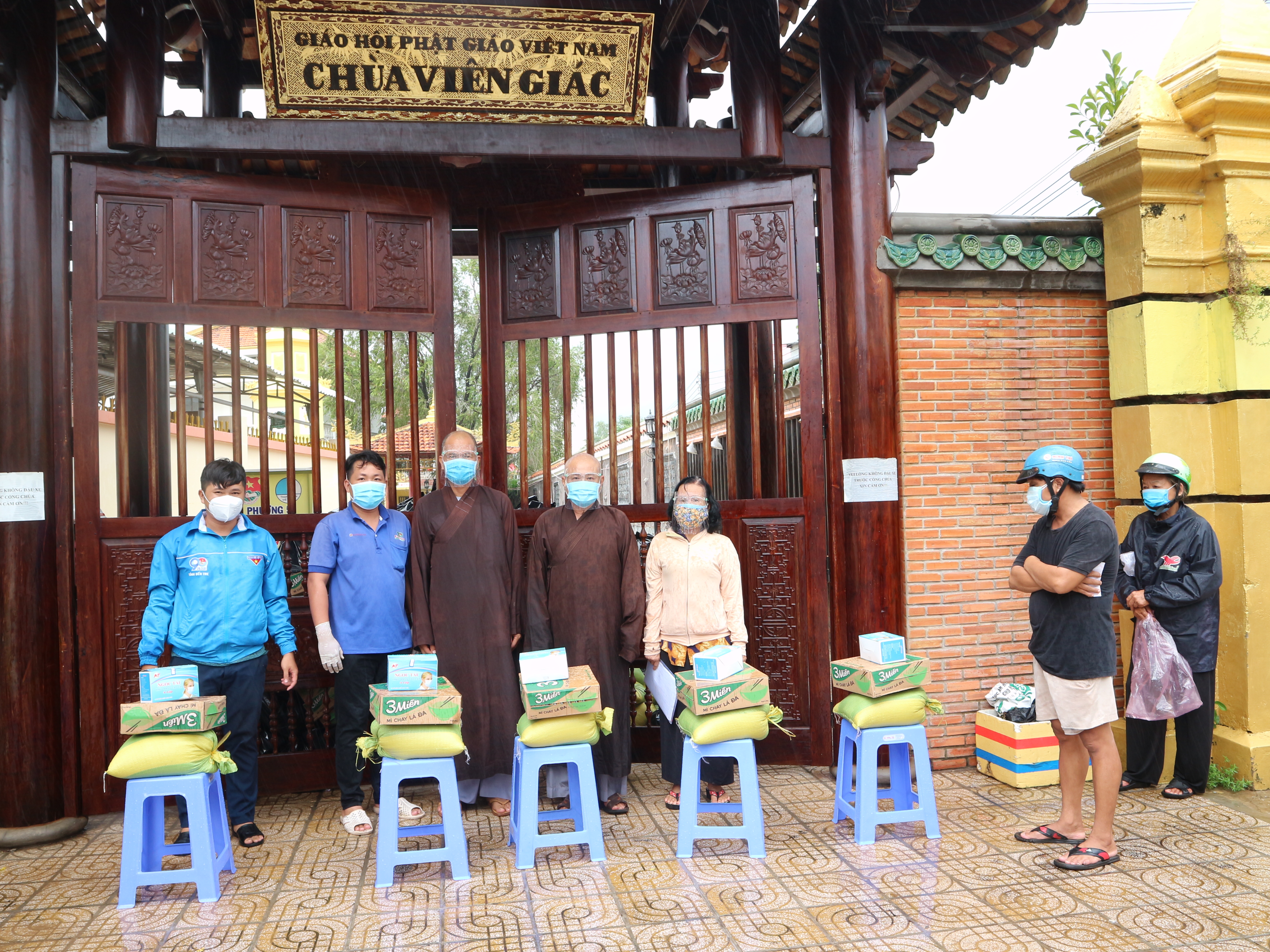 Bến Tre: Nhóm từ thiện An Lạc Chùa Viên Giác tặng quà bà con tại khu vực cách ly chợ phường 5, TP. Bến Tre