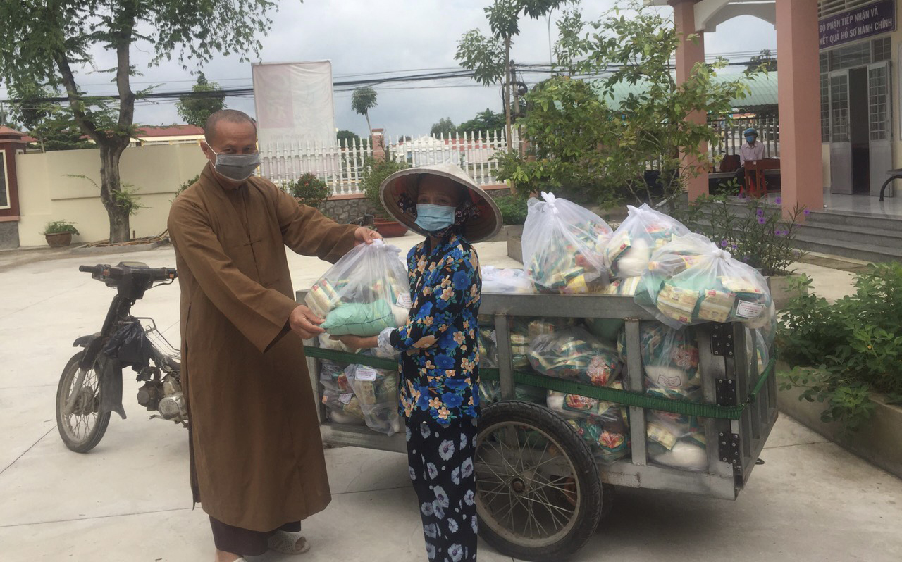 Tiền Giang: Tổ đình Phước Lâm trao tặng 300 phần quà cho người có hoàn cảnh khó khăn ở địa phương