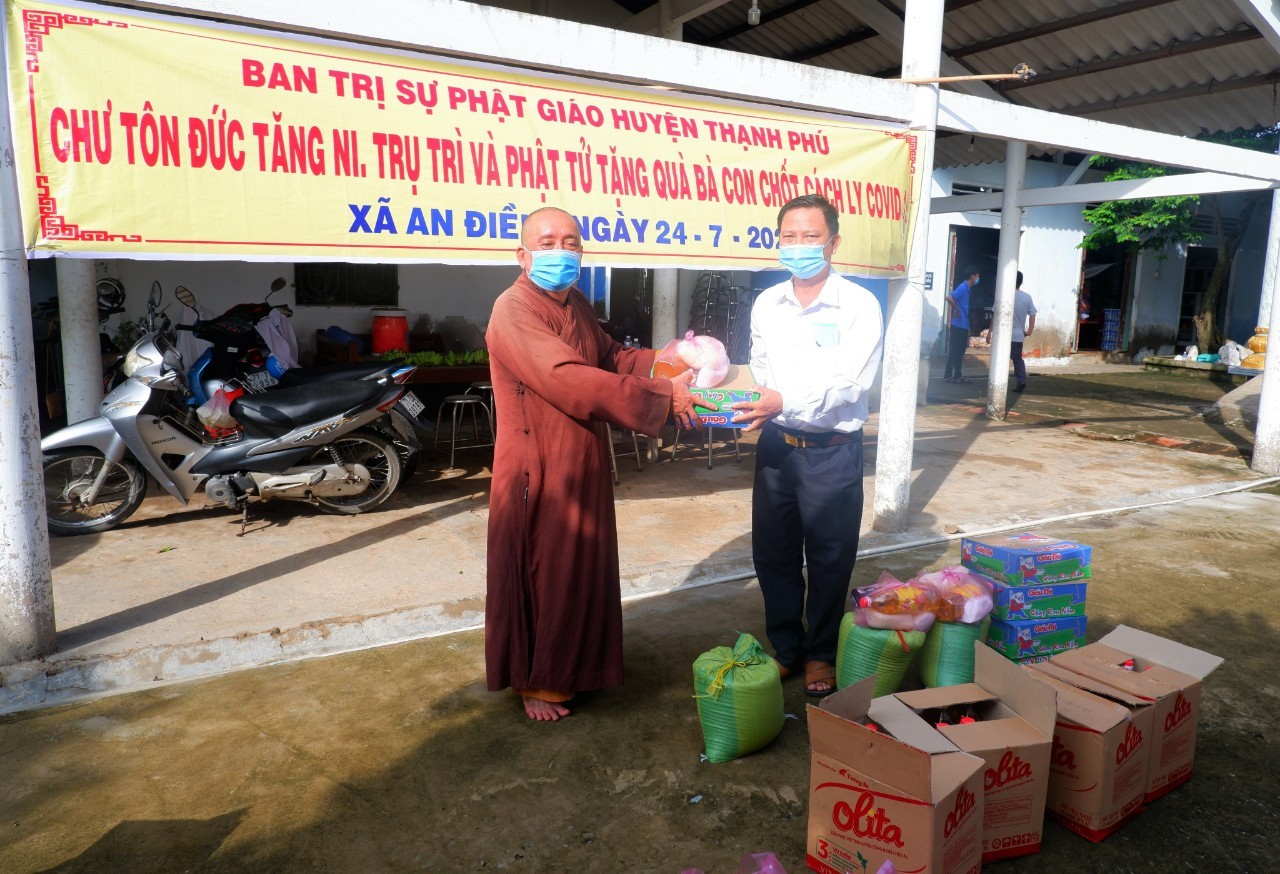 Bến Tre: Ban Trị Sự Phật giáo huyện Thạnh Phú tặng quà tại khu vực phong tỏa