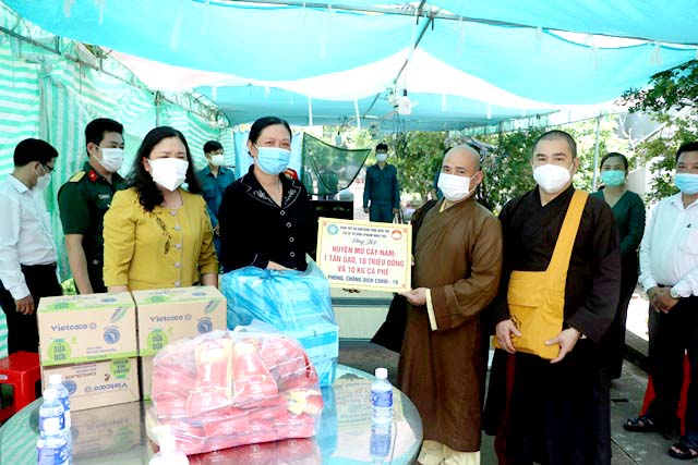 Bến Tre: Phật giáo tỉnh phối hợp lãnh đạo tỉnh tặng quà các khu phong tỏa, cách ly và chốt trực phòng chống Covid-19 trên địa bàn tỉnh