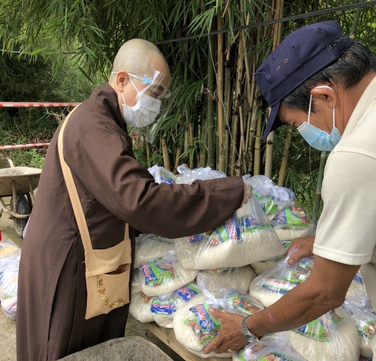 Đồng Nai: Chùa Long Vân chia sẻ yêu thương đến đồng bào trong khu vực bị phong tỏa phường Tam Phước