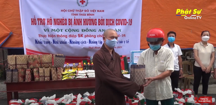 [Video] Ban TTXH Phật giáo tỉnh Thái Bình trao quà ủng hộ người dân vượt qua đại dịch COVID-19
