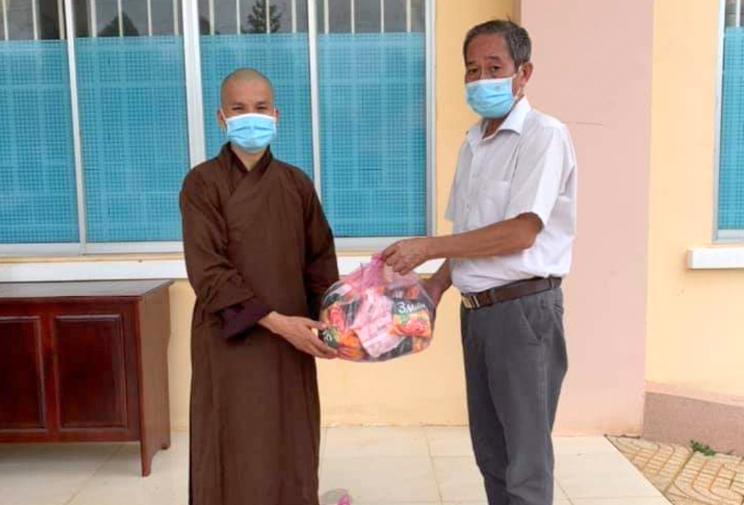 Bình Phước: Chùa Pháp Huyền tặng quà cho người dân gặp khó khăn tại huyện Hớn Quản