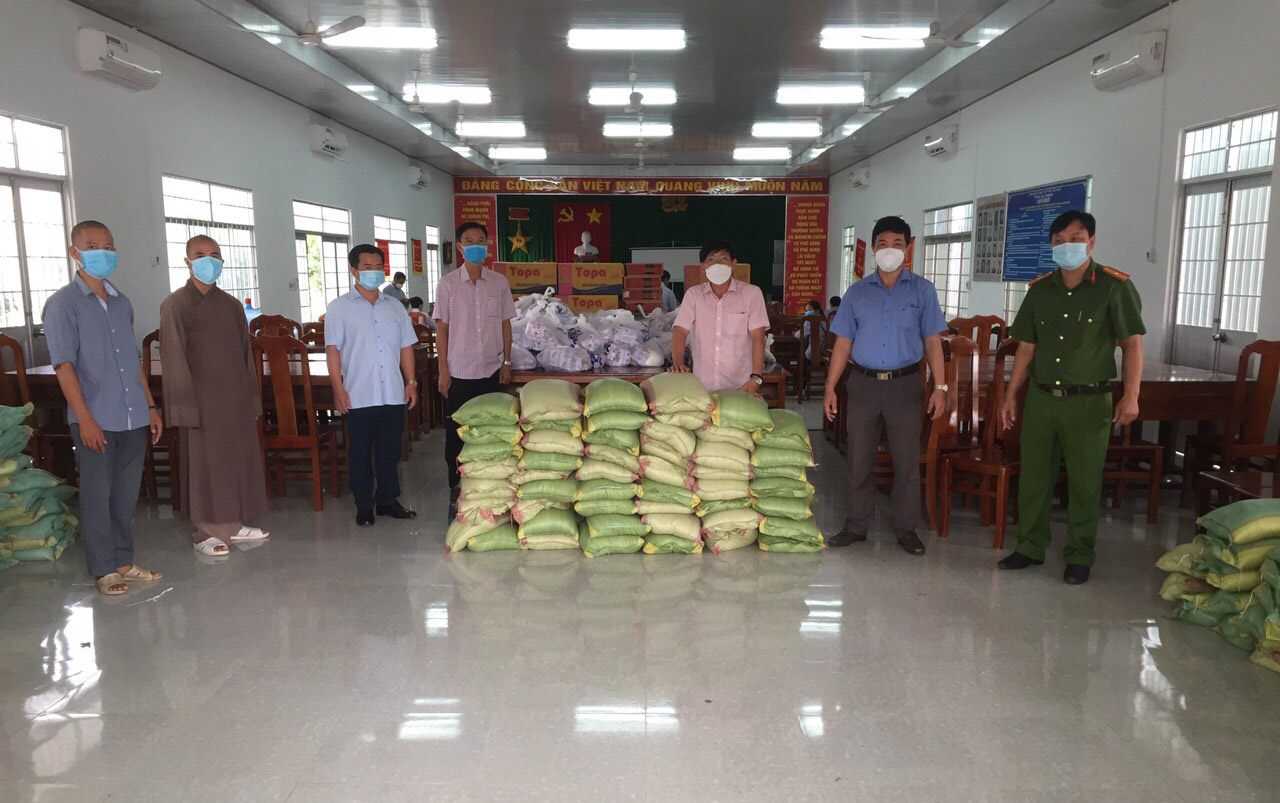 Trà Vinh: Chùa Long Khánh thăm, tặng quà hộ dân gặp khó khăn và trẻ em diện F1 cách ly tập trung