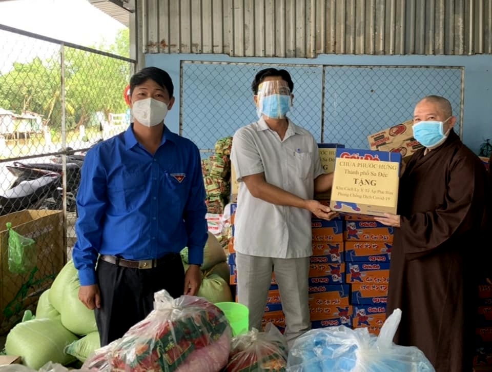 Đồng Tháp: Các chùa trao tặng quà đến khu cách ly tập trung, hỗ trợ người dân gặp khó khăn mùa COVID
