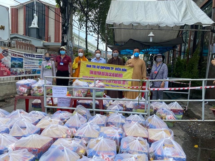 Ban Trị sự Phật giáo TP.Biên Hòa hỗ trợ người dân trong các khu vực bị phong tỏa