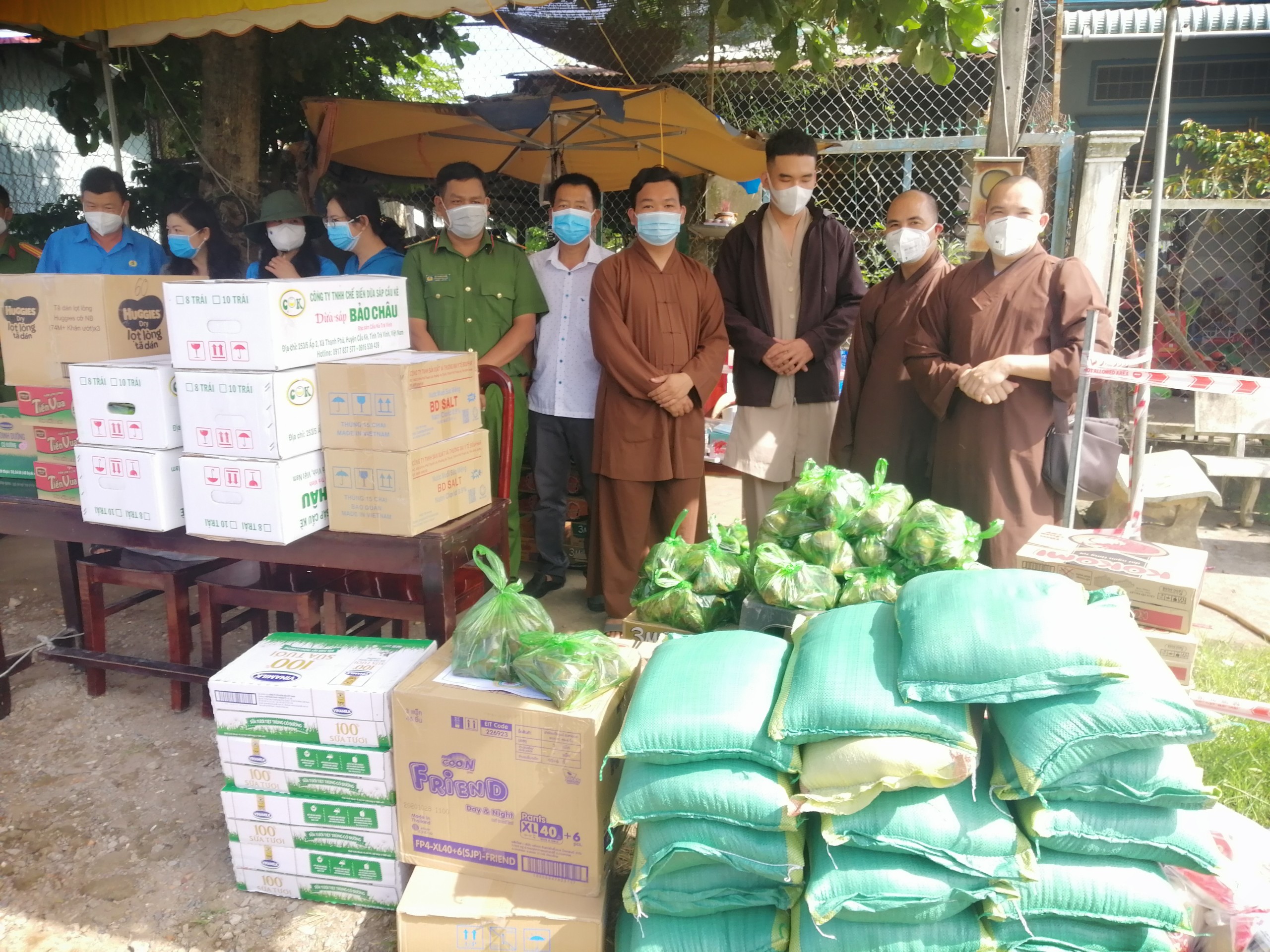 Trà Vinh: Chùa Phật Bửu và chùa Long Khánh tặng quà người dân khu phong toả do dịch bệnh Covid-19