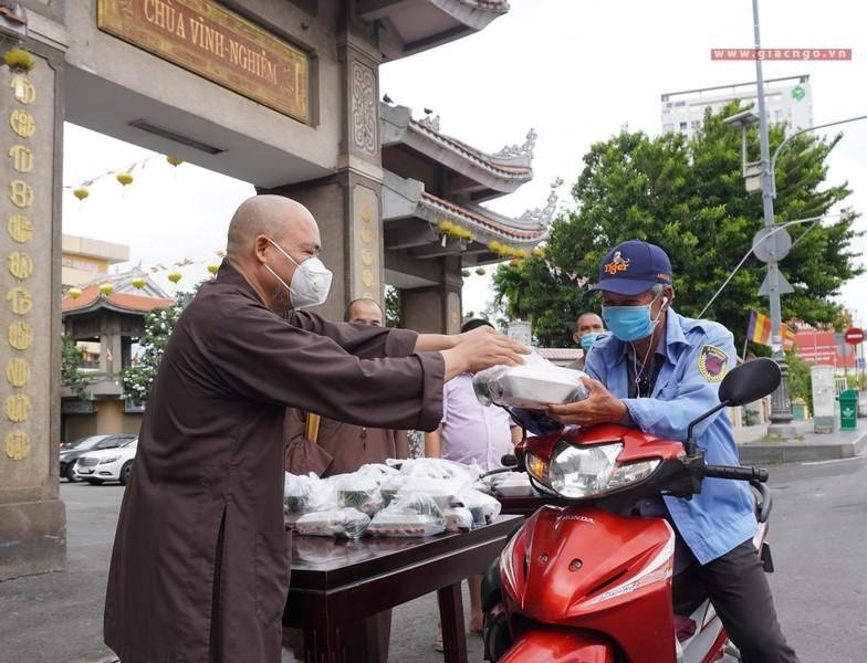 Phật giáo Quận 3 hướng về bà con gặp hoàn cảnh khó khăn trong đợt giãn cách xã hội theo Chỉ thị 16 tại TP. Hồ Chí Minh