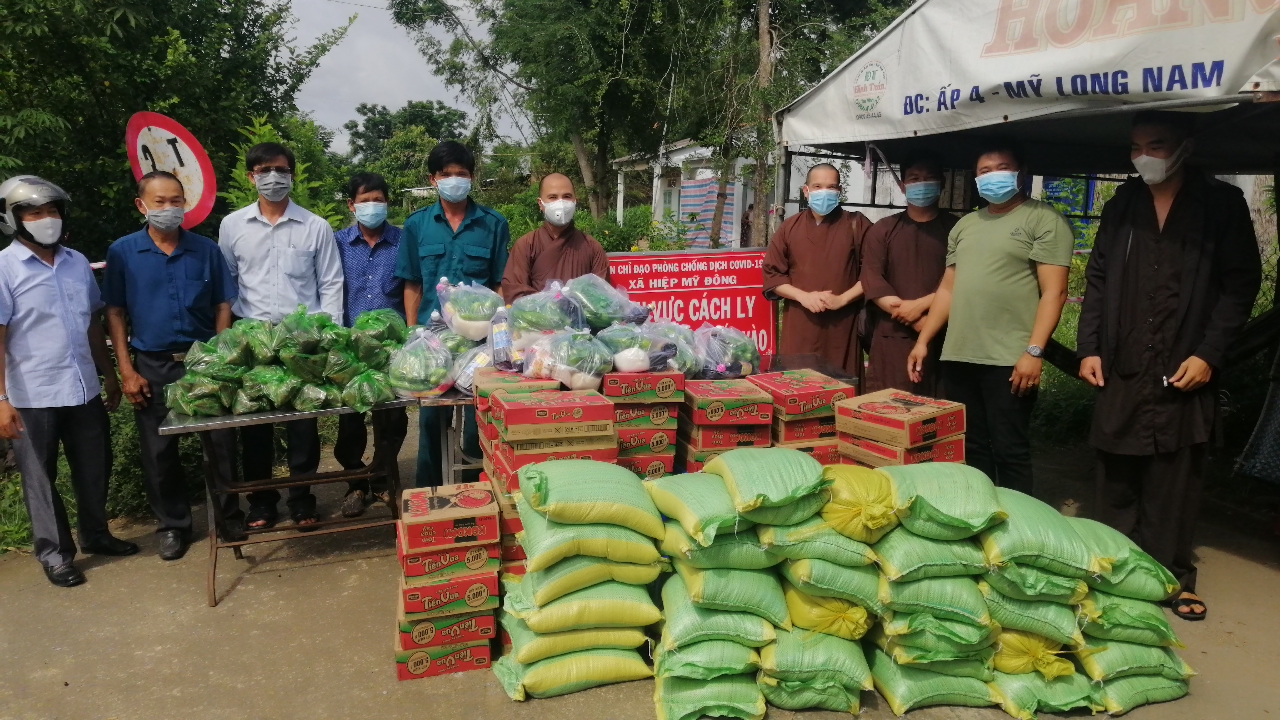 Trà Vinh: Chùa Phật Bửu và chùa Long Khánh tặng quà cho các hộ dân 6 khu phong toả cách ly huyện Cầu Ngang