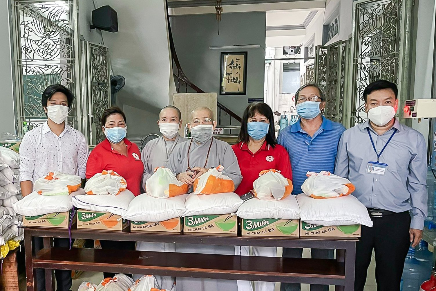 TP.HCM: Chùa Phước Viên tặng quà tiếp sức cho người dân có hoàn cảnh khó khăn trong đại dịch