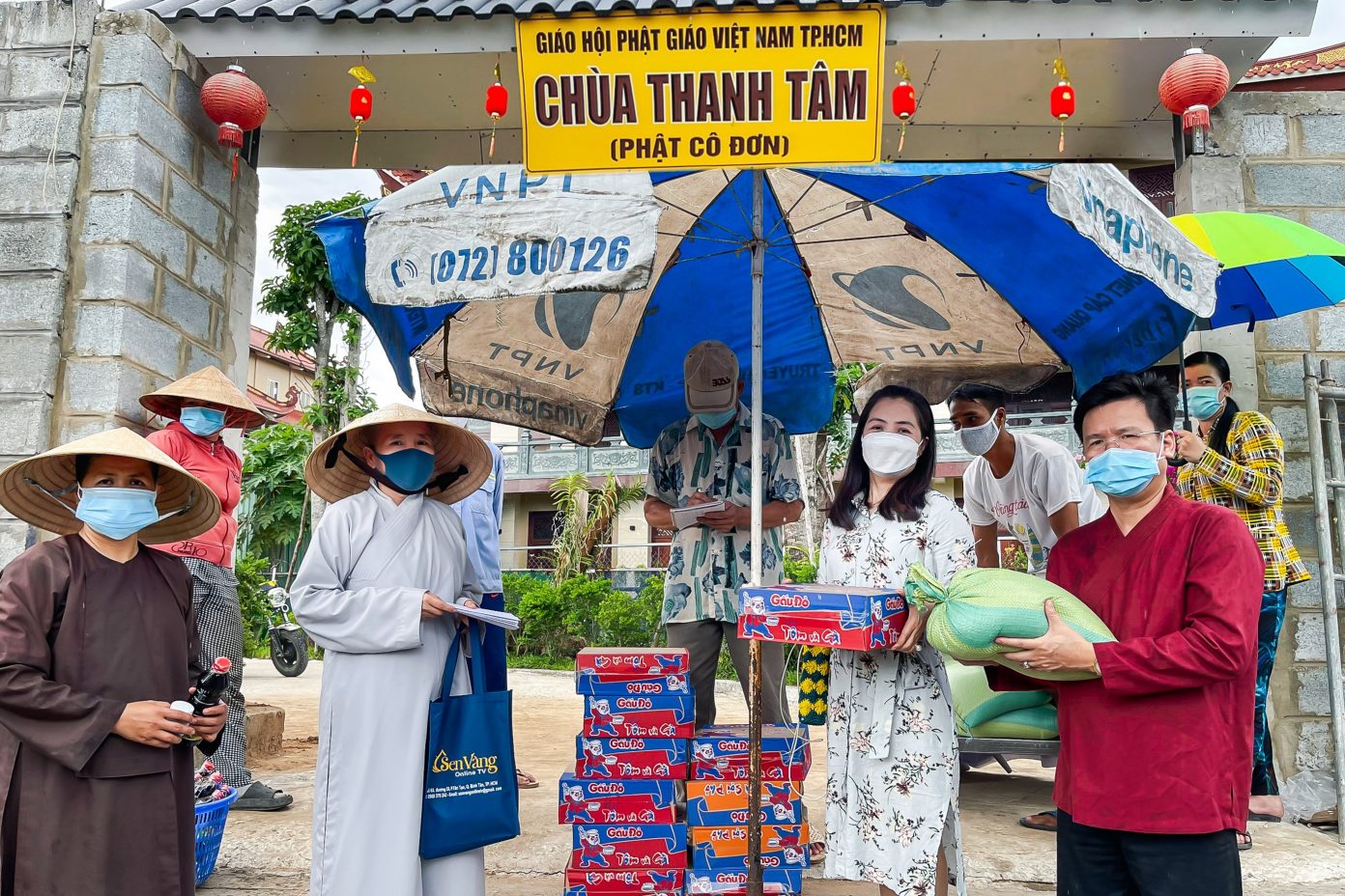 TP.HCM: Chùa Thanh Tâm cùng Nhóm từ thiện Sen Vàng hỗ trợ suất ăn cho người dân tại các điểm phong tỏa