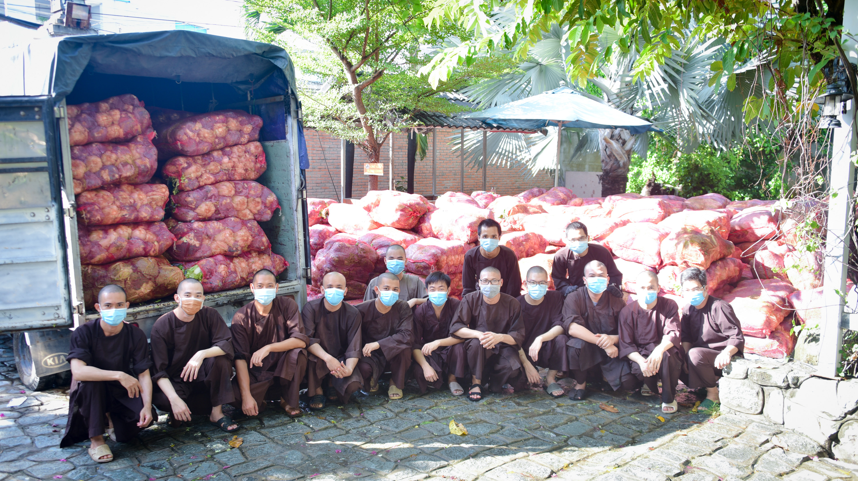 TP.HCM: Tu viện Khánh An trao tặng 12 tấn rau củ quả đến bà con khu vực bị phong toả