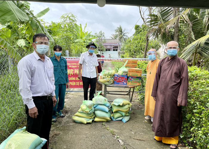 Tiền Giang: BTS Phật giáo huyện Gò Công Đông tặng quà đến người dân khu vực phong toả phòng chống dịch Covid