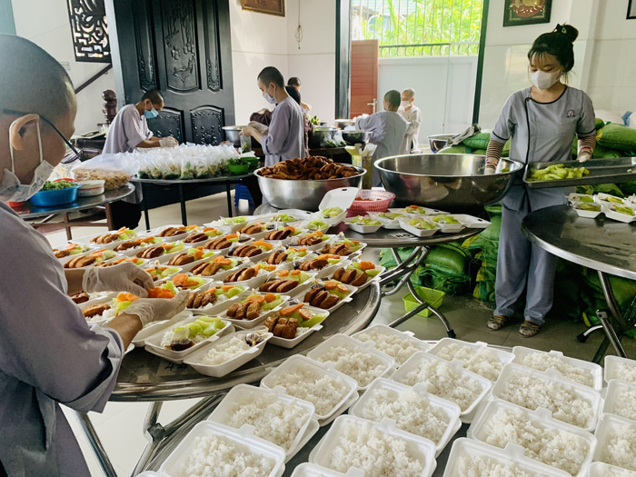 Tiền Giang: “Bữa cơm Tình thương” chùa Tịnh Nghiêm đồng hành cùng người dân trong mùa dịch Covid