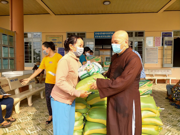 Tiền Giang: Chùa Huệ Quang hỗ trợ các hoàn cảnh khó khăn mùa Covid tại TX.Gò Công