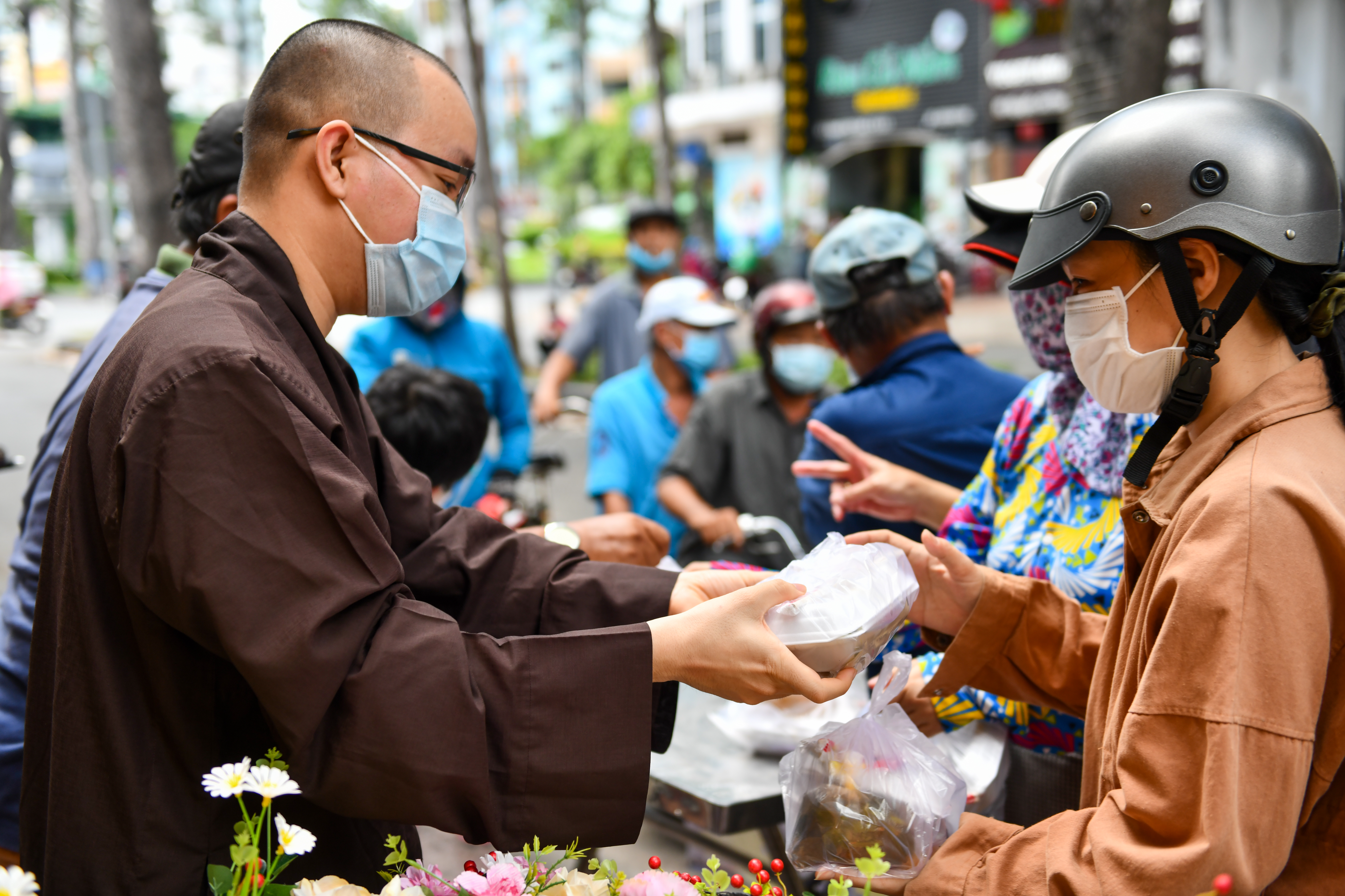 TP.HCM: Chùa Giác Ngộ trao tặng 300 phần cơm chay mỗi ngày cho người dân khó khăn trong dịch COVID-19   
