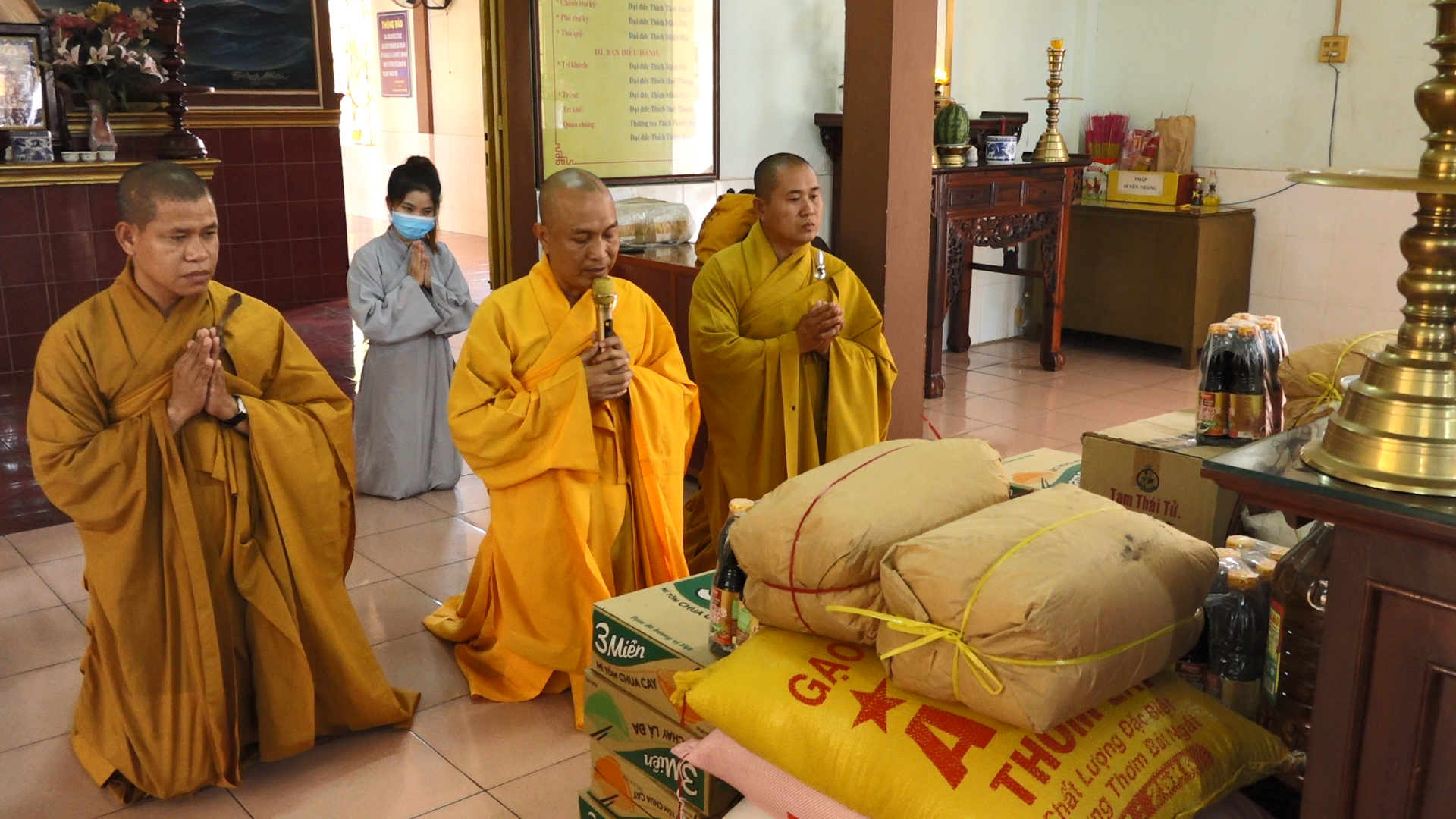 Trà Vinh: BTS huyện Châu Thành và chùa Long Thành cúng dường Trường hạ chùa Lưỡng Xuyên