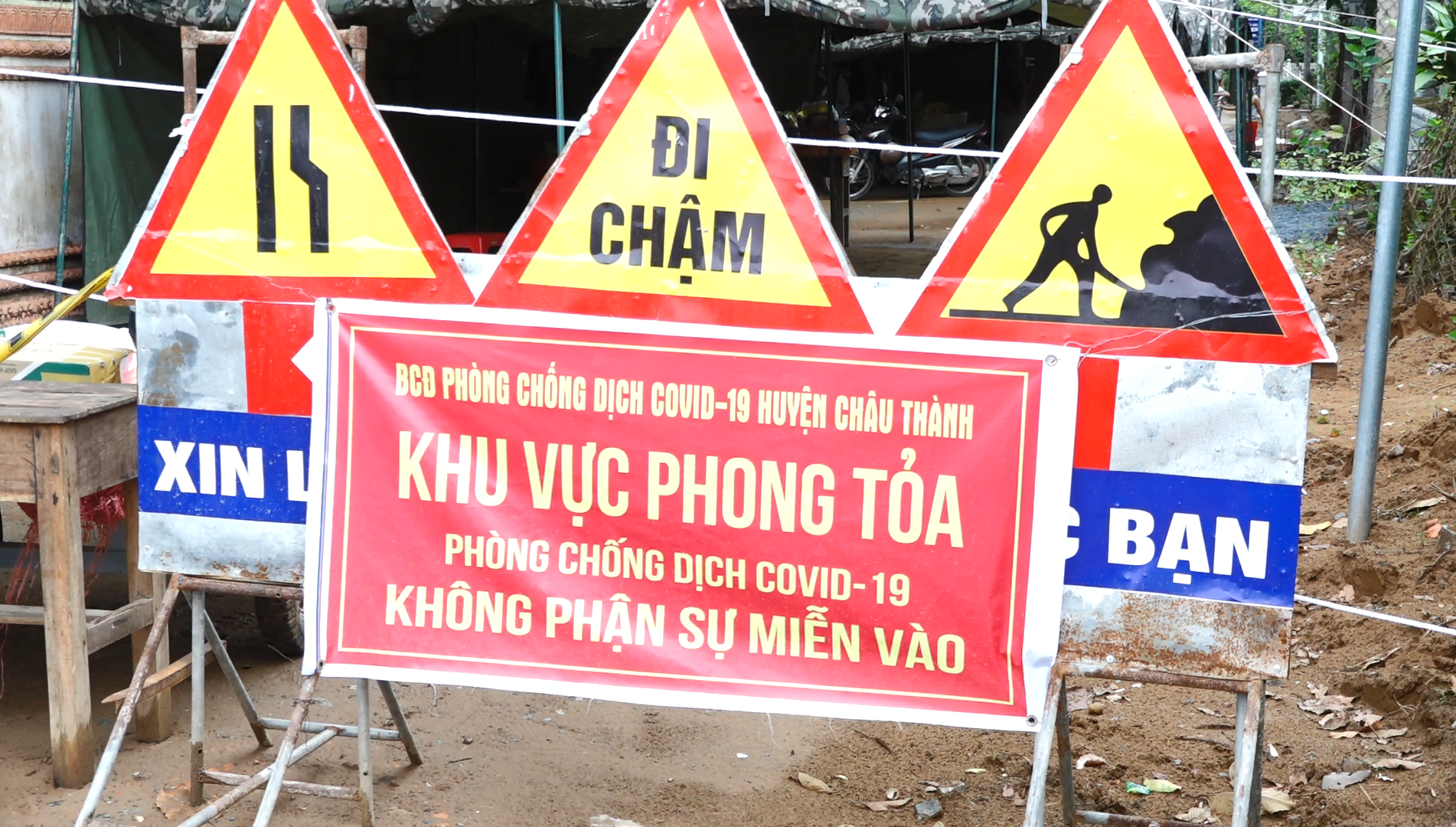 Trà Vinh: BTS PG huyện Châu Thành trao quà hỗ trợ cho bà con khu vực cách ly COVID-19