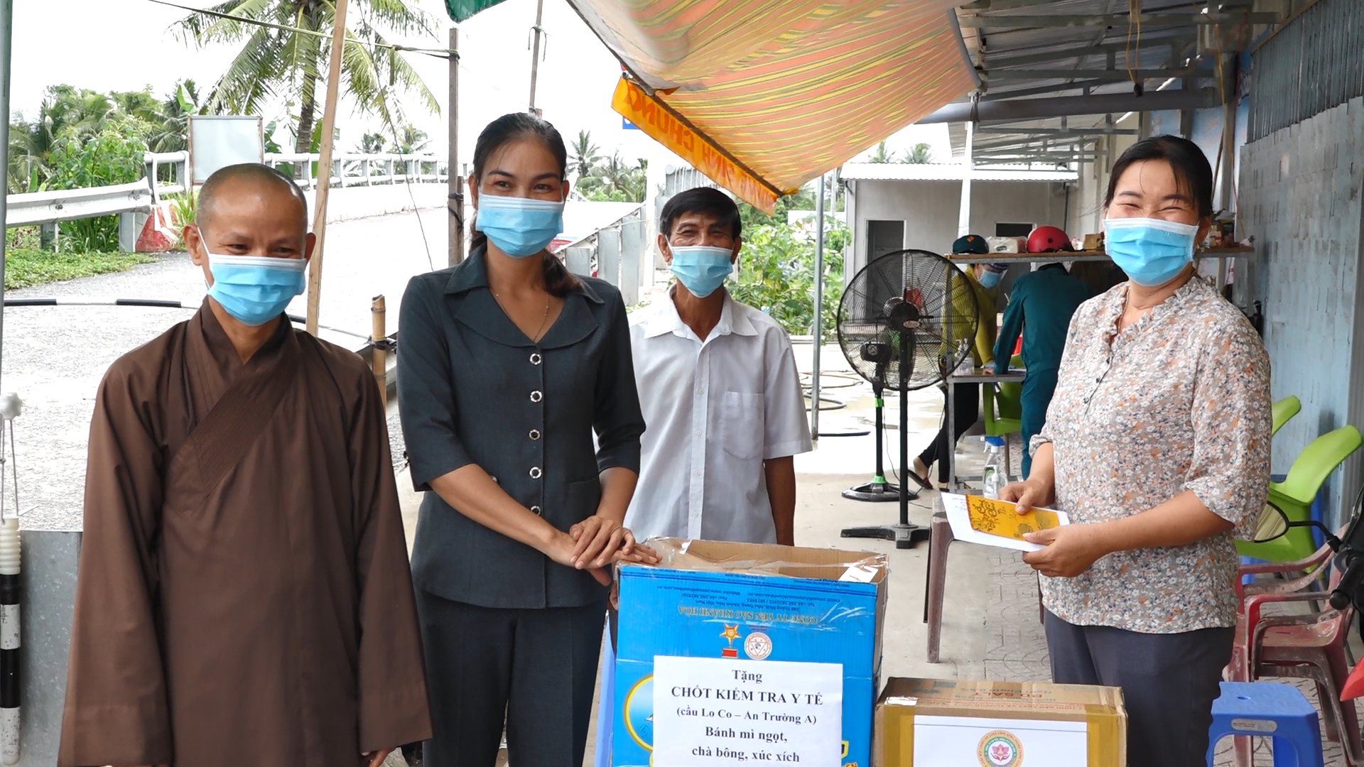 Trà Vinh: BTS Phật giáo huyện Càng Long thăm, tặng quà các trạm kiểm soát dịch và khu cách ly