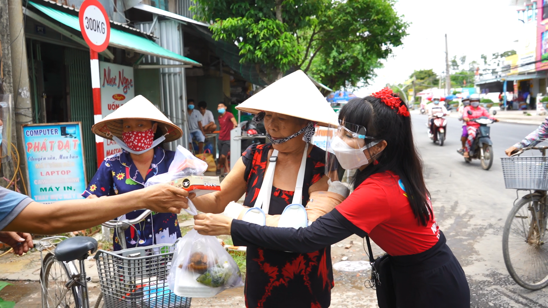 Trà Vinh: Nhóm thiện nguyện “Từ bi giác ngộ kết nối yêu thương” phát cơm miễn phí hỗ trợ bà con khó khăn tại huyện Càng Long