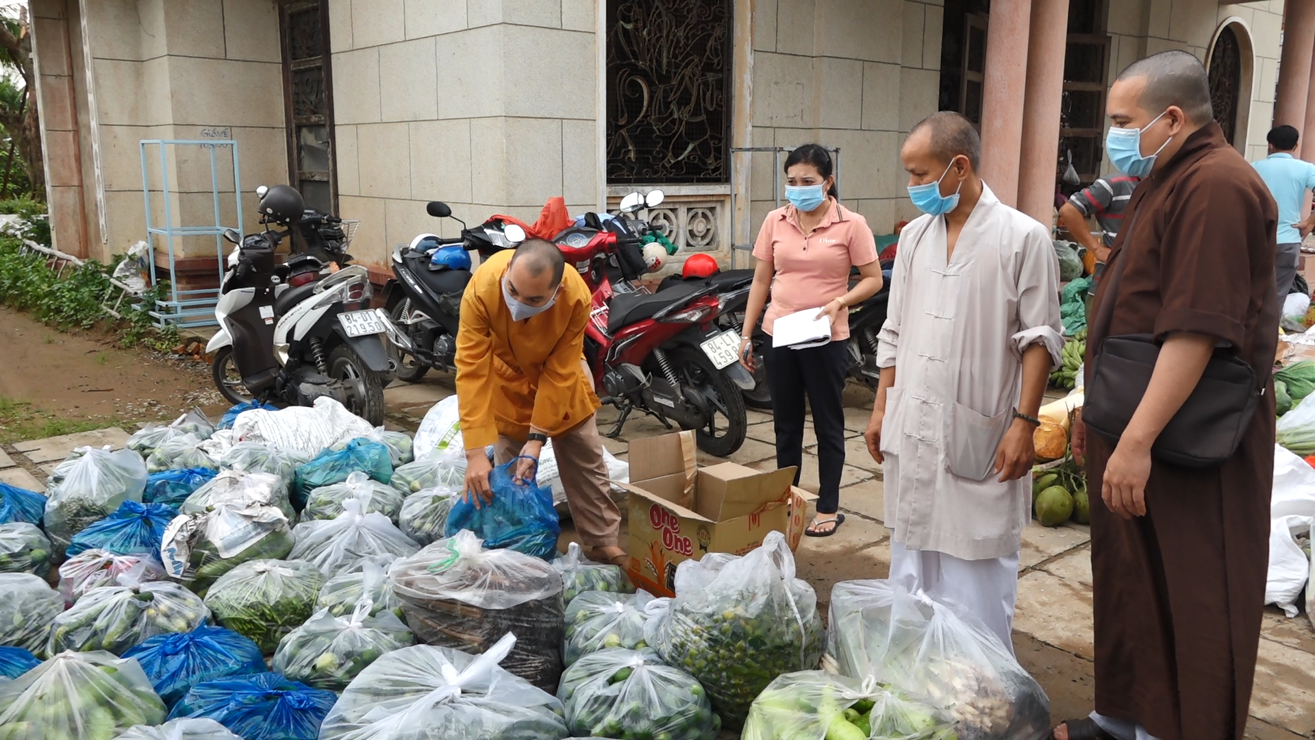Trà Vinh: Phật giáo huyện Càng Long cùng chính quyền, nhân dân gửi hơn 15 tấn nông sản tới người dân TP. HCM