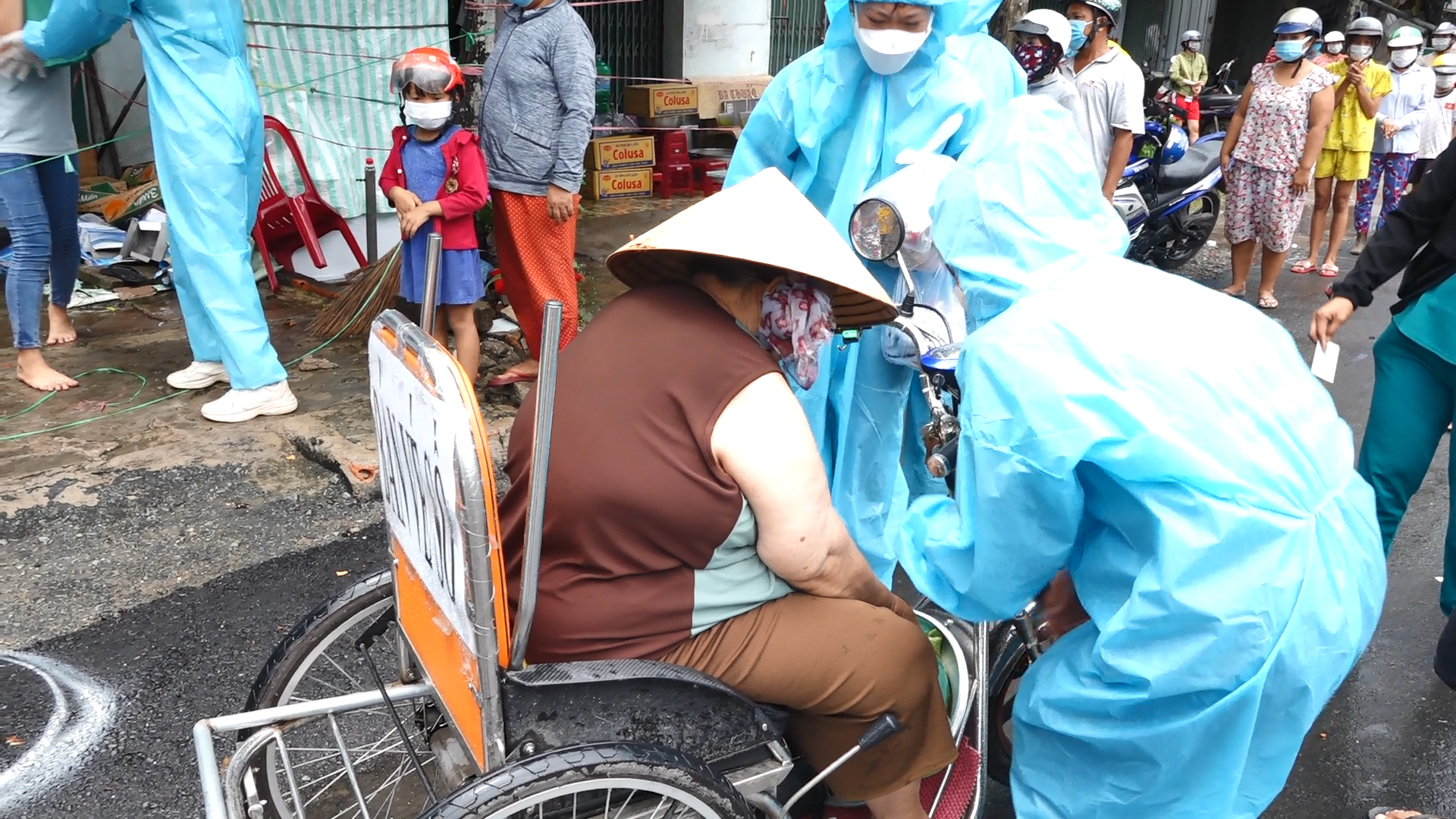 Trà Vinh: Nhóm thiện nguyện “Từ bi giác ngộ kết nối yêu thương” thăm, tặng quà các chốt kiểm dịch và bà con có hoàn cảnh khó khăn tại huyện Càng Long