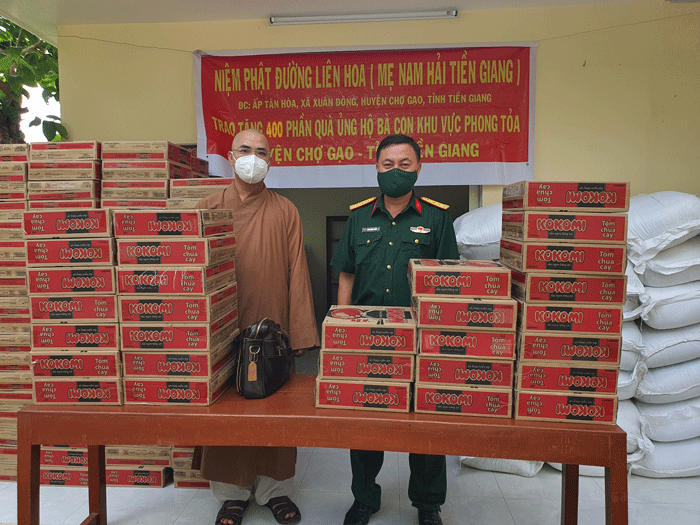 Tiền Giang: NPĐ Liên Hoa tiếp tục hỗ trợ 400 phần quà đến người dân khu phong tỏa huyện Chợ Gạo