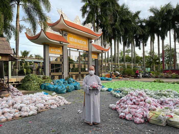 Tiền Giang: “Phiên chợ Không đồng” chùa Trường Phước chia sẻ khó khăn với người dân trong đại dịch Covid