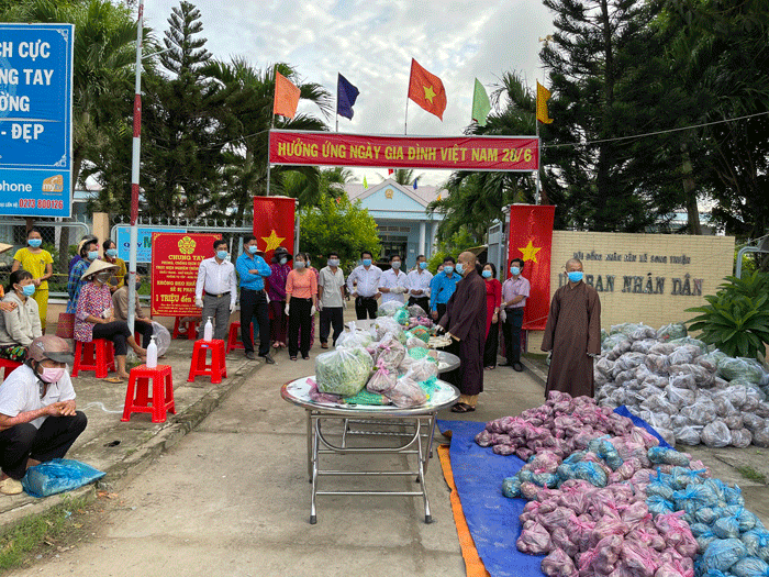 Tiền Giang: Phật giáo huyện Châu Thành kết hợp Khai mạc phiên chợ KHÔNG đồng hỗ trợ các hoàn cảnh khó khăn trong mùa Covid