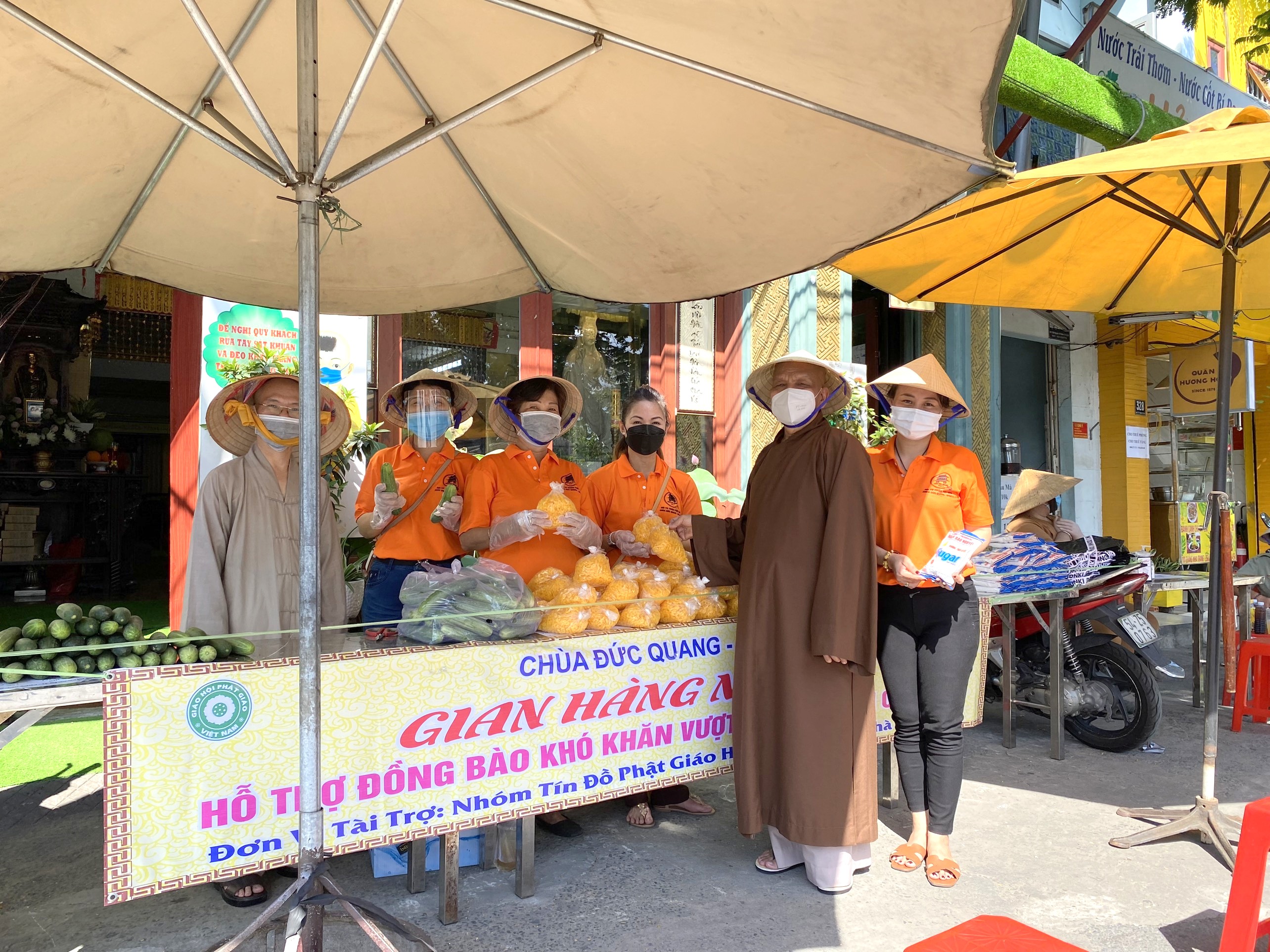 TP.HCM: “Gian hàng Nhân Ái” sẻ chia khó khăn với người dân giữa mùa dịch