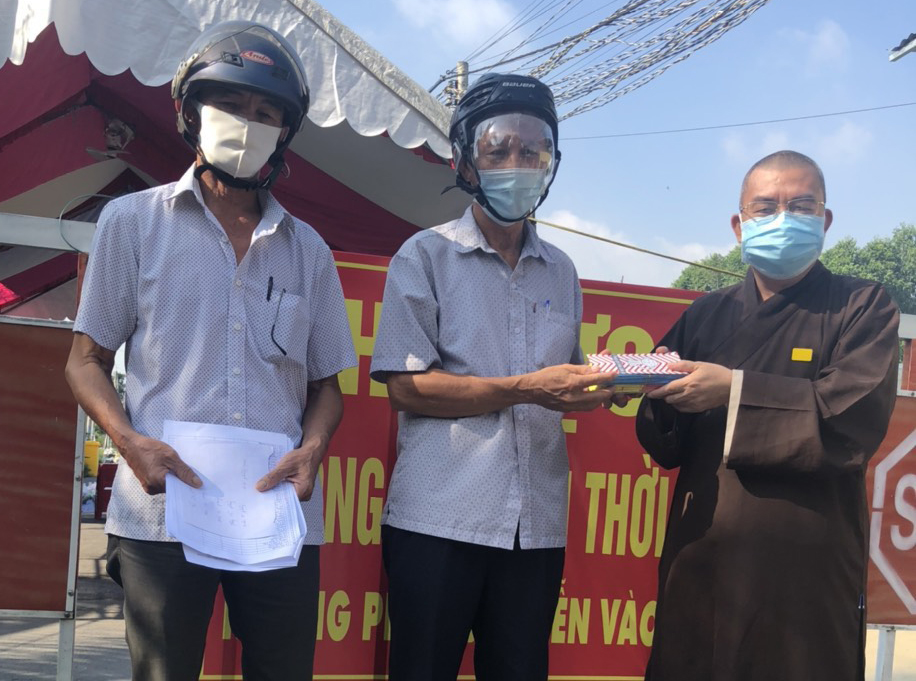 Đồng Nai: Phật giáo huyện Vĩnh Cửu trao tặng quà lần 2 cho người lao động khu cách ly xã Thạnh Phú