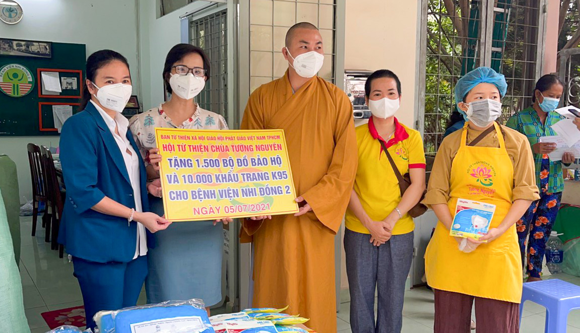 TP. HCM: Hội Từ thiện chùa Tường Nguyên tặng 1.500 bộ đồ bảo hộ và 10.000 khẩu trang hổ trợ bệnh viện Nhi Đồng 2
