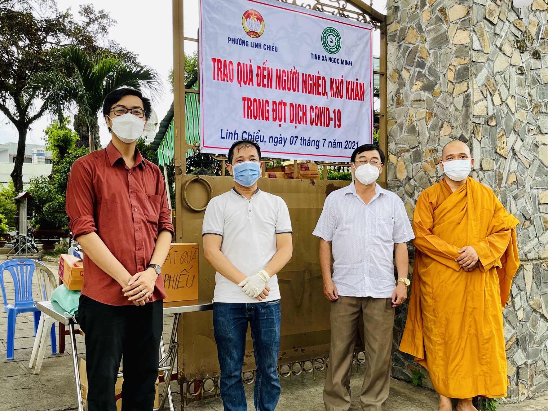 TP.HCM: Tịnh xá Ngọc Minh tặng quà cho các hộ gia đình khó khăn trong mùa dịch