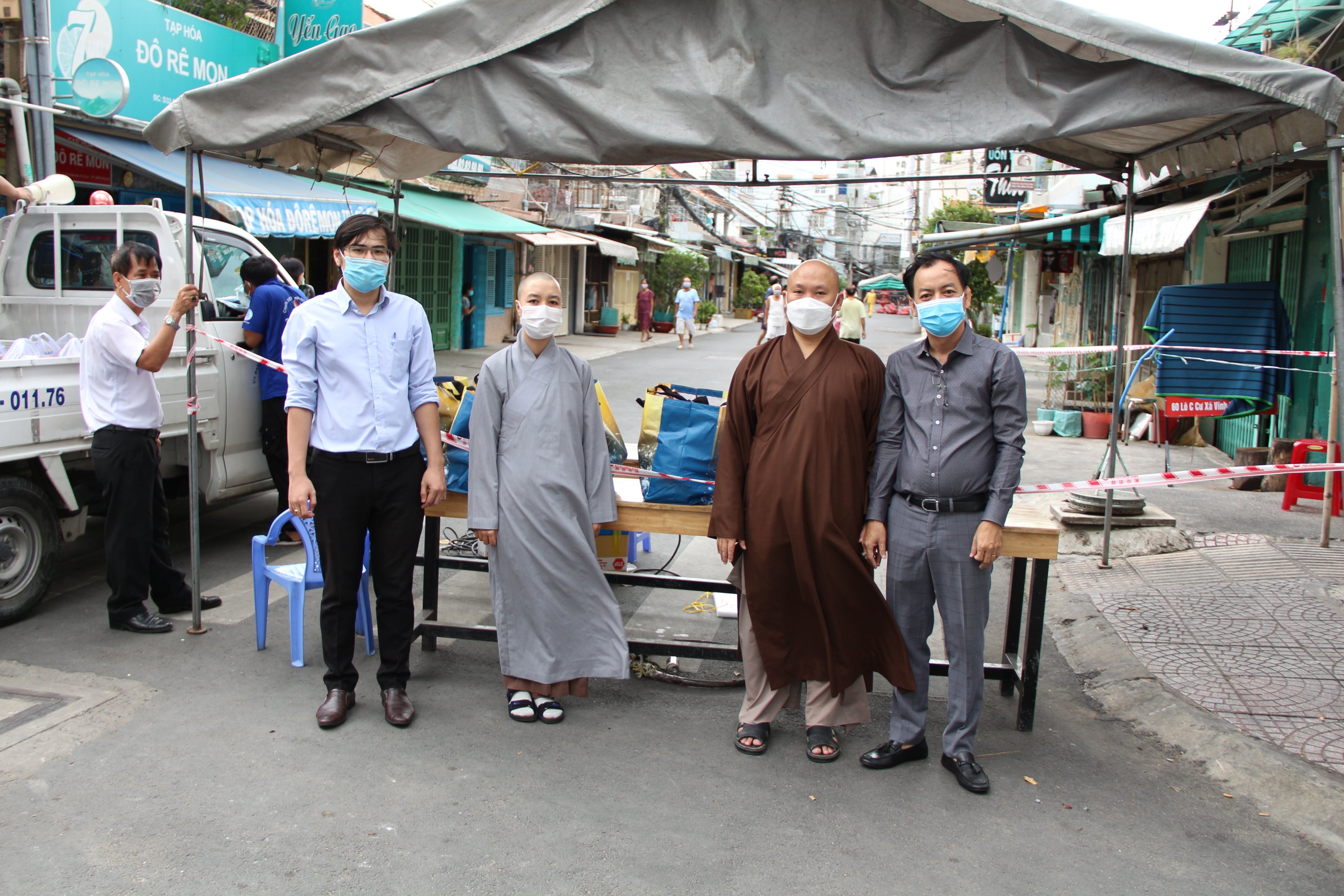 TP. HCM: Ban Trị sự PG quận 4 và Quan Âm Tu Viện phát quà tại khu cách ly