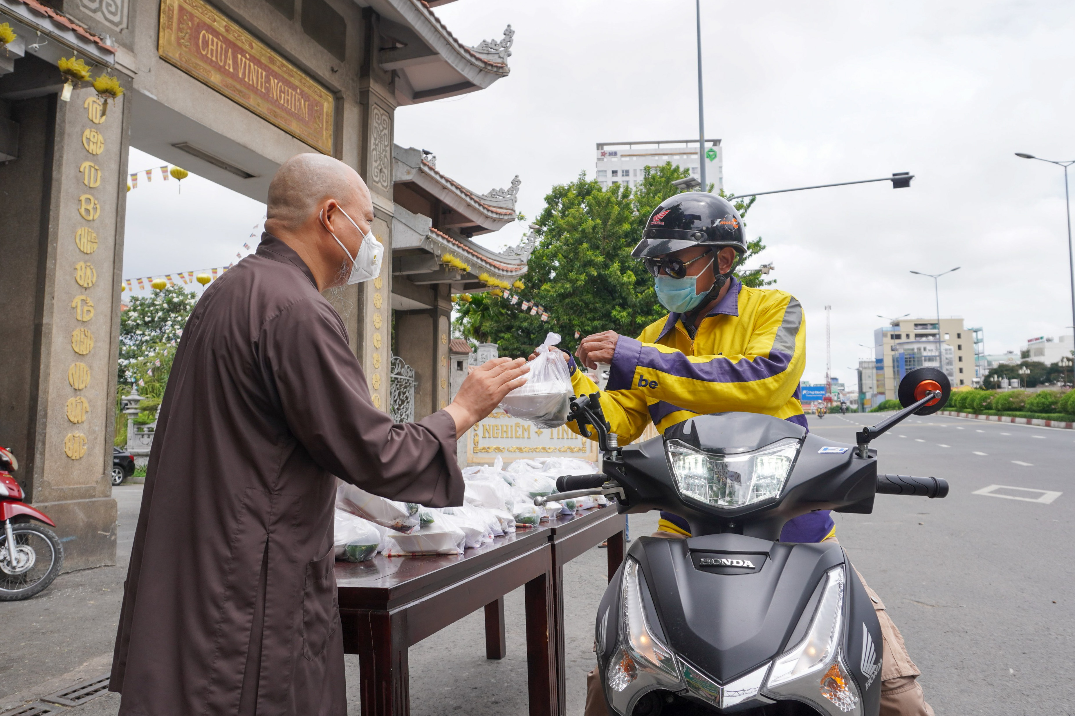 TP. HCM: Chùa Vĩnh Nghiêm trao quà, phát cơm miễn phí cho bà con có hoàn cảnh khó khăn xuyên suốt thời gian giãn cách xã hội