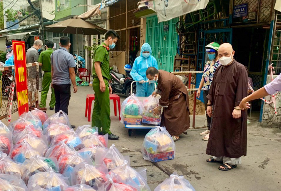 TP.HCM: Tổ đình Phổ Quang trao tặng hơn 250 phần quà cho người dân trong khu cách ly
