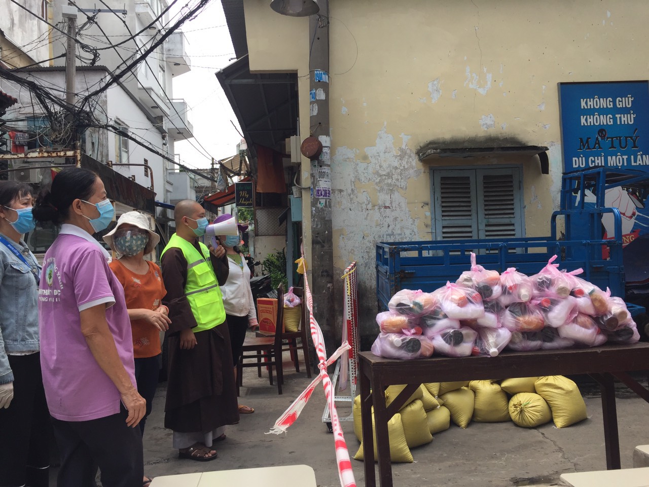 TP.HCM: Tịnh thất Vạn Đức trao tặng những phần quà cho các hộ trong khu vực phong tỏa phường 14, Quận 11