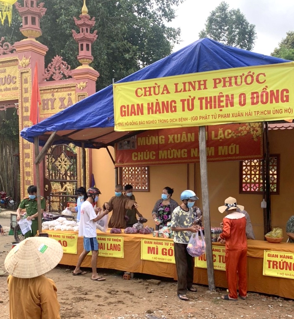 Đồng Tháp: “Gian hàng 0 đồng” tặng người khó khăn do COVID-19 tại chùa Linh Phước