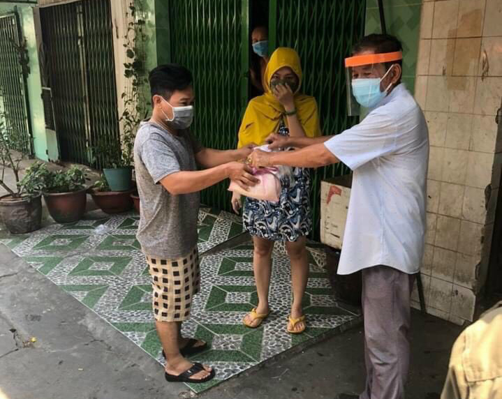 TP.HCM: Hội Từ thiện Minh Đức trao quà cho bà con khó khăn