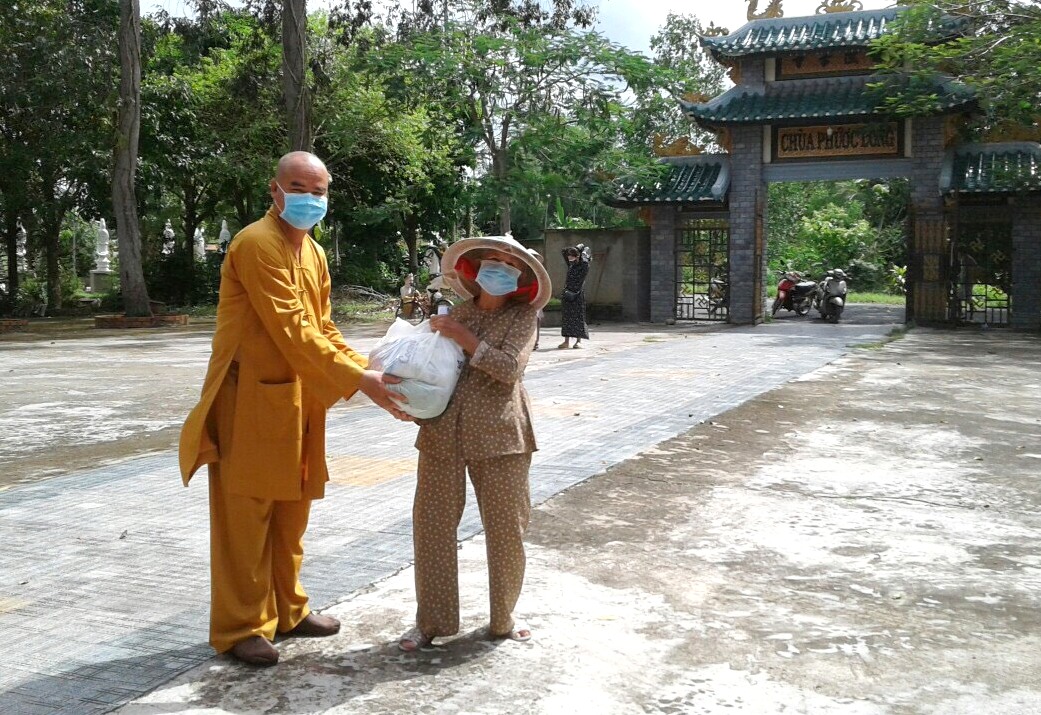 Đồng Tháp: Các tự viện trao tặng phần quà đến các hộ dân ảnh hưởng dịch COVID-19