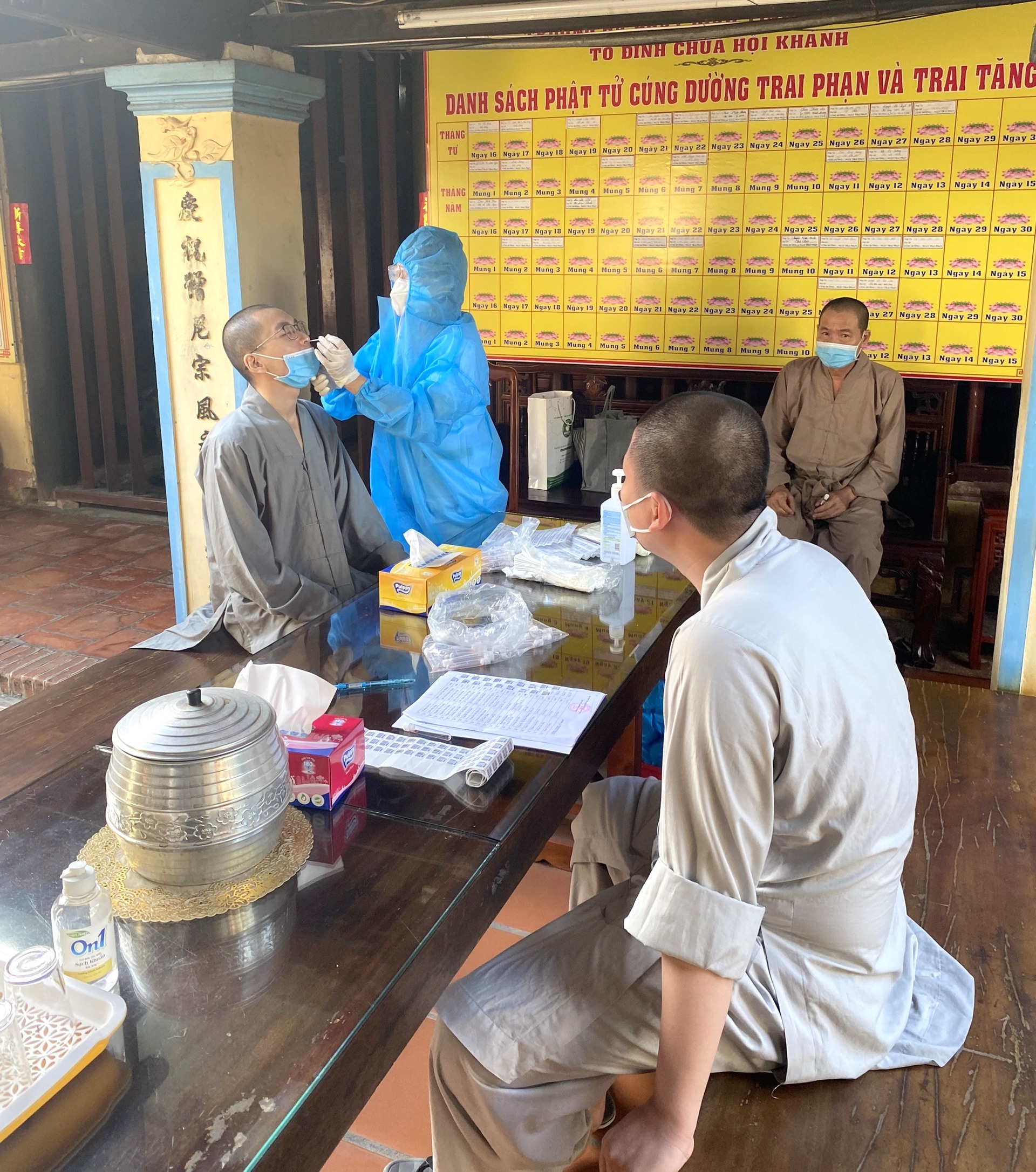 Bình Dương: Chư Tăng trường hạ chùa Hội Khánh và quý Phật tử được lấy mẫu xét nghiệm tầm soát chủ động COVID-19
