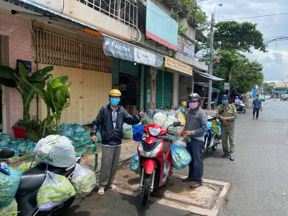Nhóm thiện nguyện Tâm Ái trao tặng 34 tấn rau củ cho bà con TP.HCM