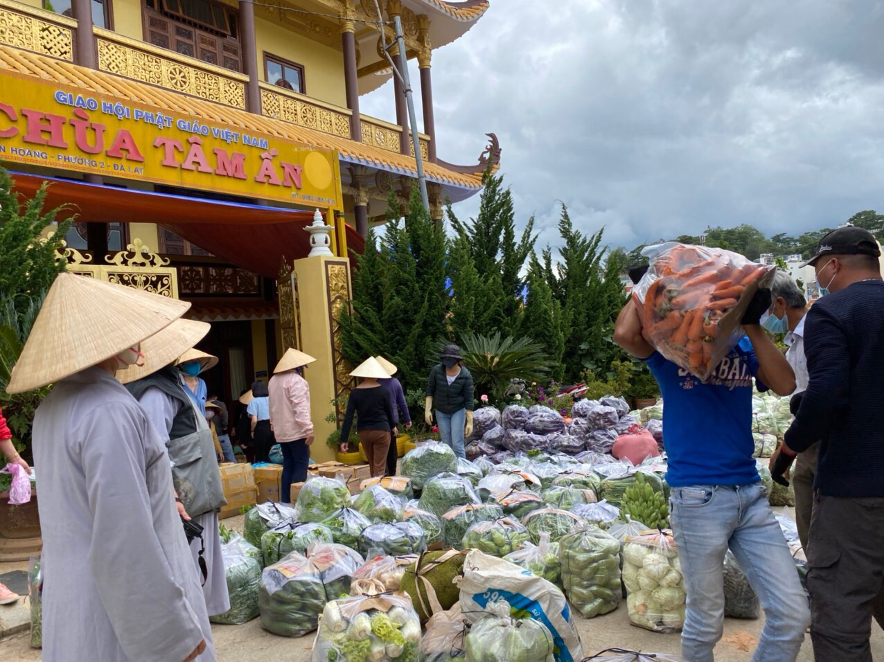 TP.HCM : Chùa Lá quận Gò Vấp tiếp tục hỗ trợ cho bà con có hoàn cảnh khó khăn trong đại dịch COVID-19