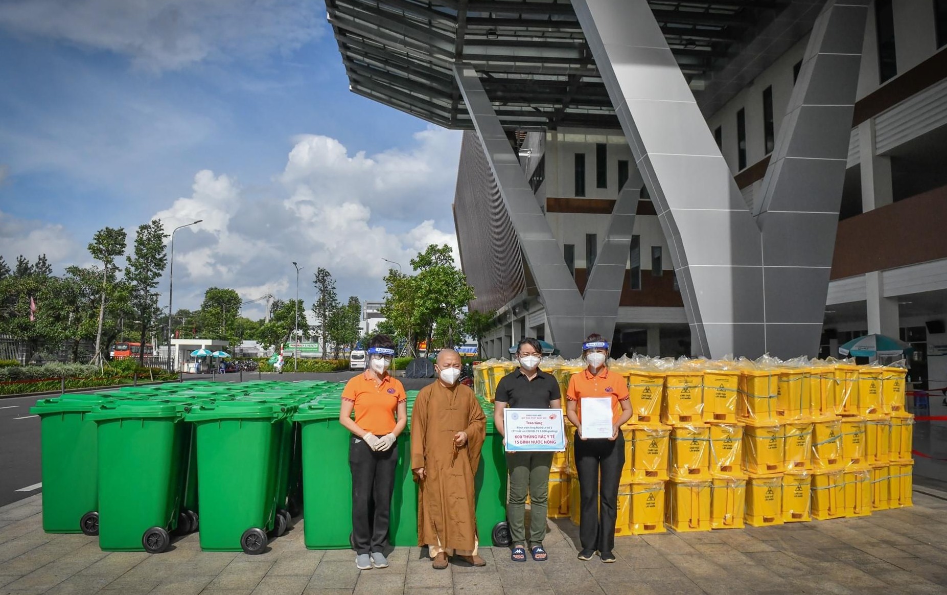 TP.HCM: Trao tặng 600 thùng rác y tế và 15 máy lọc nước cho Bệnh viện Ung Bướu 2, nơi triều trị hơn 400 bệnh nhân nhiễm COVID-19